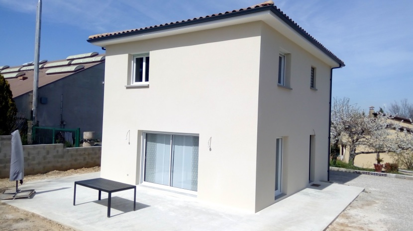 Façades écrasées avec angles et linteaux en surépaisseur